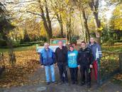 Goldener Herbst auf dem städtischen Friedhof in Bismark und die Gemeindearbeiter sind durchgängig im Einsatz