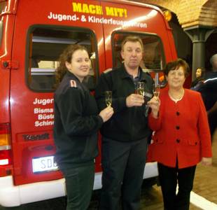 Jugendwartin Nancy Mangelsdorf, Ortswehr-Leiter Frank Seeler und Bürgermeisterin Verena Schlüsselburg beim Anstoßen auf das neue Feuerwehrfahrzeug