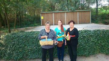 Hier von links nach rechts: Mitarbeiterin Kornelia Regber, Jasmin Schulze, Einheitsgemeindebürgermeisterin Verena Schlüsselburg.