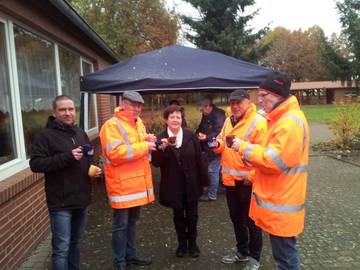 Radweg an der L15 zwischen Kläden und Steinfeld mit vielen Bürgern und Glühwein freigegeben