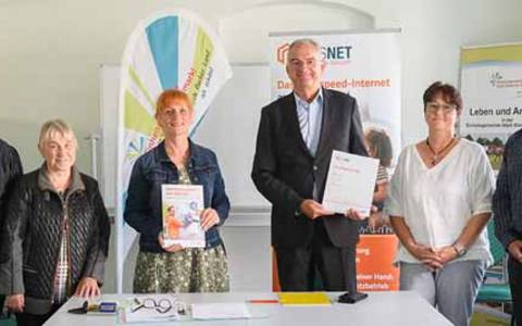 Gemeinsam bei der Aktion „Glasfaser für alle in Bismark“: v.l.n.r. Ortsbürgermeister Kläden Manfred Raatz, Ortsbürgermeisterin Bismark Ruth Rothe,  Bürgermeisterin Einheitsgemeinde Stadt Bismark, Annegret Schwarz, Hardy Heine (DNS:NET), Stellv. Ortsbürgermeisterin Meßdorf Dorothea Schmalz, Stellv. Ortsbürgermeister Schinne Alexander Wunderlich.